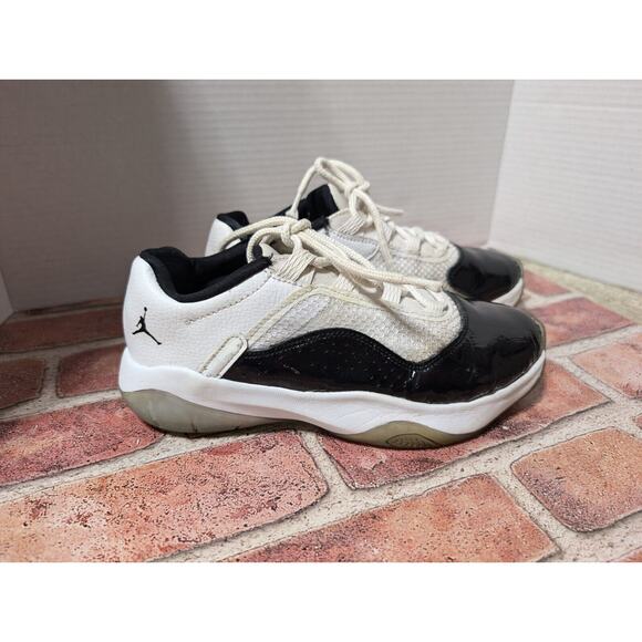 Nike Boys Jordan 11 CMFT Low DV2208-100 White Black Shoes Sneakers Size 5.5 Y - Picture 1 of 10
